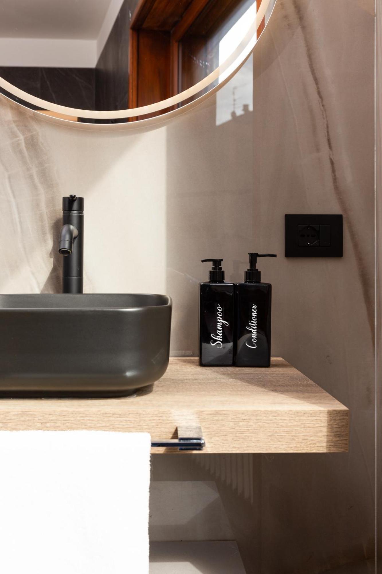 Free Parking - 5 Star - Sauna Luxury Apartment มิลาน ภายนอก รูปภาพ
